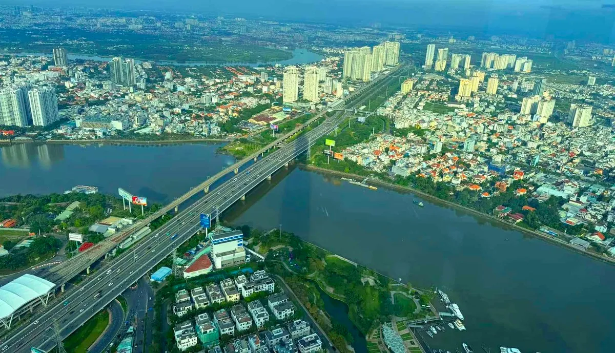 Cầu Sài Gòn - hệ thống kết nối huyết mạch của TP.HCM: Cầu Sài Gòn, bao gồm Cầu Sài Gòn 1 (hoàn thành năm 1968) và Cầu Sài Gòn 2 (khánh thành năm 2010), là một trong những công trình giao thông quan trọng nhất của TP.HCM. Với vai trò kết nối trung tâm thành phố với khu vực phía Đông, thành phố Thủ Đức. Nhờ vào thiết kế hiện đại và sự nâng cấp liên tục, Cầu Sài Gòn tiếp tục giữ vững vai trò là "cây cầu nối" chiến lược của hai Thành phố.