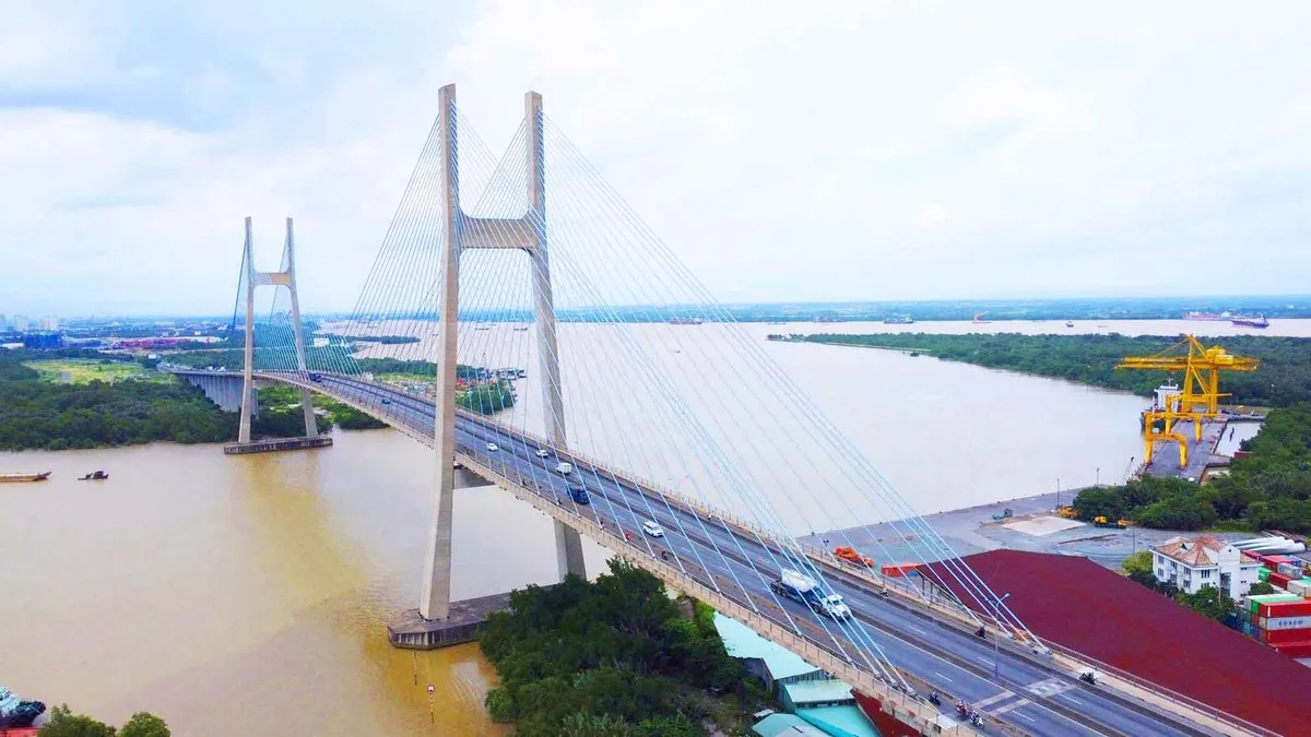 Cầu Phú Mỹ được hoàn thành vào năm 2009, là một trong những cây cầu hiện đại bắc qua sông Sài Gòn, kết nối Quận 2 với Quận 7. Với thiết kế độc đáo và kết cấu hiện đại, cầu Phú Mỹ không chỉ giảm tải giao thông cho các tuyến đường huyết mạch, mà còn tạo ra một điểm nhấn đặc biệt trong hệ thống hạ tầng giao thông của TP.HCM. Nhờ vào khả năng vận chuyển lớn và kết nối nhanh chóng, cầu Phú Mỹ đã góp phần thúc đẩy sự phát triển của khu vực phía Đông.