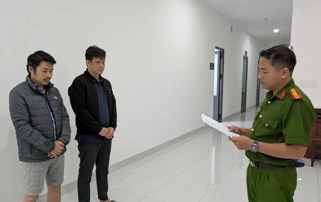 Các đối tượng trong đường dây lừa đảo sàn tiền ảo Wedex nghe đọc lệnh bắt