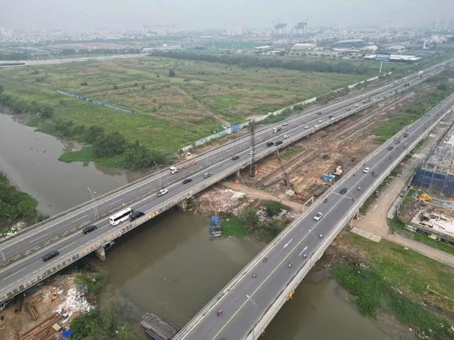 Hàng loạt công trình trọng điểm đang được TP.HCM đầu tư. Ảnh: Lê Toàn