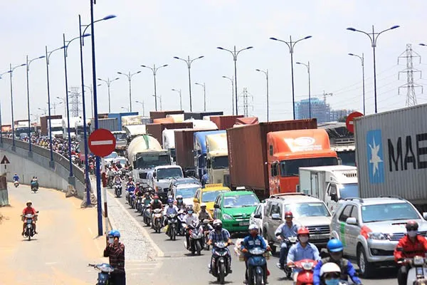 Tuyến đường dẫn vào cảng Cát Lái hiện nay vẫn thường xuyên xảy ra ùn tắc - Ảnh: Lê Anh