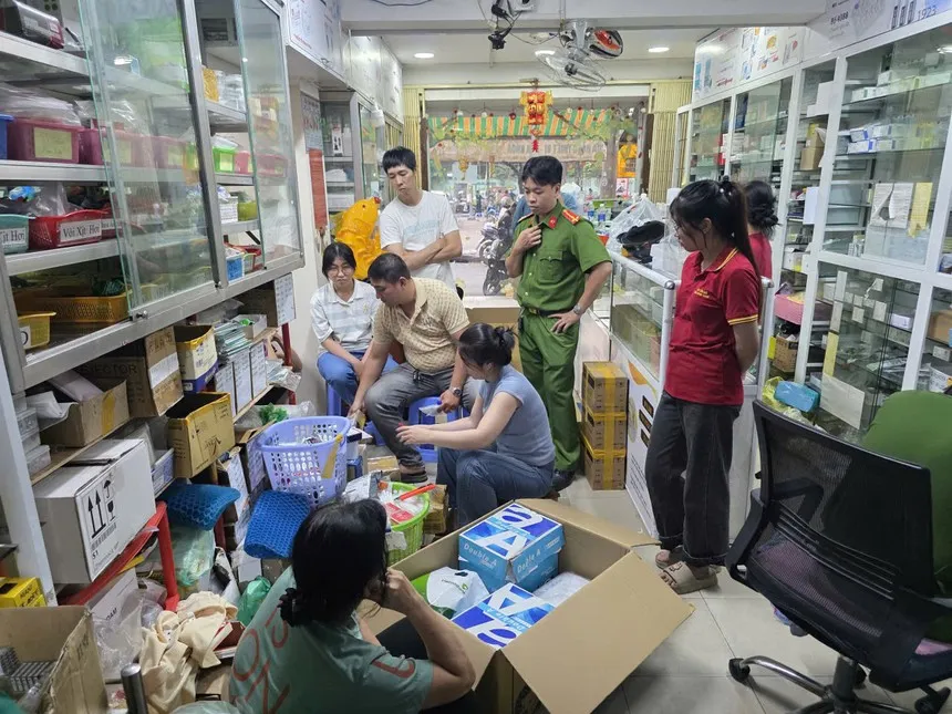 Lực lượng chức năng khám xét tại Cửa hàng Trang thiết bị nha khoa Tản Đà