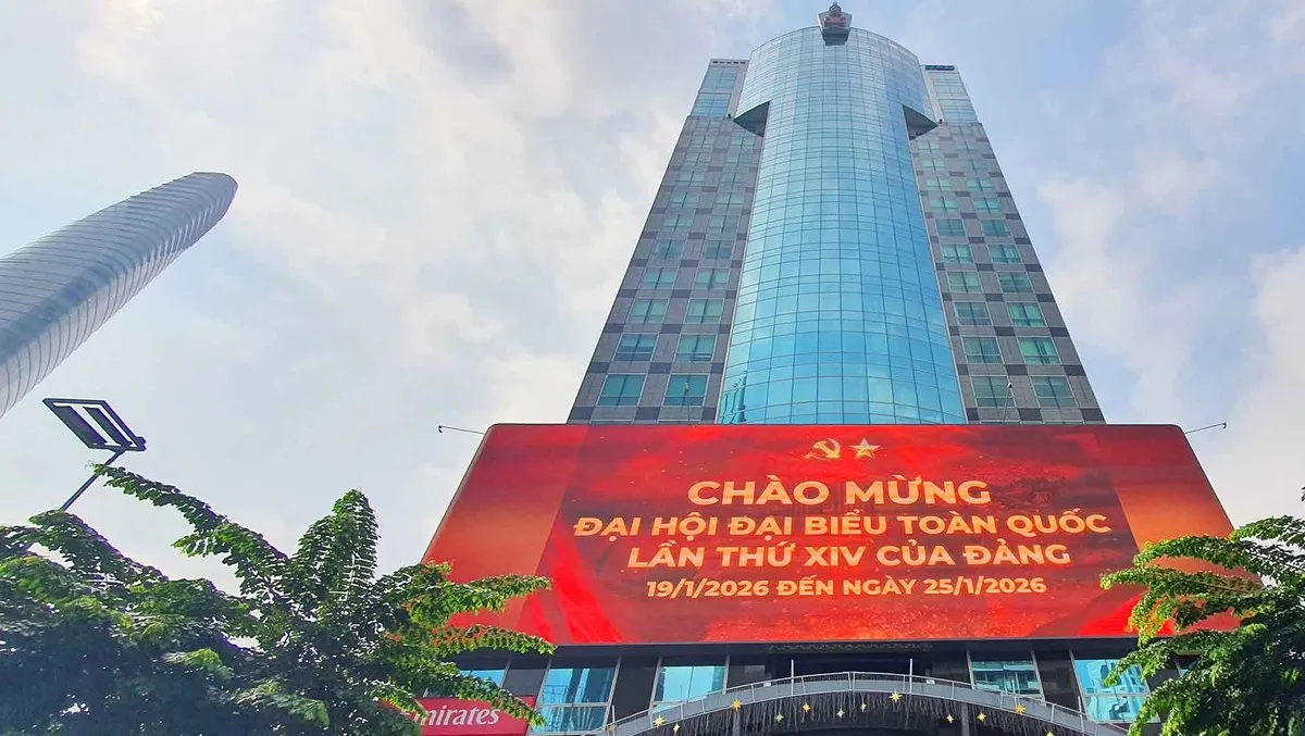TP.HCM rực sắc đỏ chào mừng Đại hội Đảng.