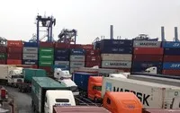Xe chở hàng ra vào Cảng Cát Lái, TP.HCM - Ảnh: Lê Quân