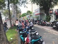 Các khổ chủ xếp hàng nộp đơn tố cáo tới cơ quan công an TP.HCM.