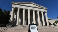 Bảng thông báo đóng cửa tại Phòng trưng bày Nghệ thuật quốc gia ở Washington, D.C., Mỹ ngày 5/10/2025. Ảnh: THX/TTXVN
