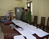 Đối tượng Trần Thị Thu Hiền và vật chứng. (Ảnh: Đỗ Huyền/TTXVN)