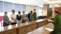 Cơ quan điều tra tống đạt quyết định khởi tố vụ án, khởi tố bị can đối với nhiều đối tượng liên quan đến hành vi “Mua bán trái phép hóa đơn giá trị gia tăng”. Ảnh: Công an Đà Nẵng