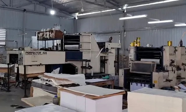 Nhà xưởng sản xuất sách giả quy mô lớn.