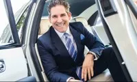 Triệu phú Grant Cardone quan niệm tiền để một chỗ là lãng phí. Ảnh: Cnbc.