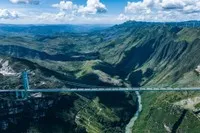 Cầu Hẻm núi Hoa Giang tại tỉnh Quý Châu, Trung Quốc. Ảnh: THX