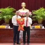 Ông Đồng Văn Thanh, Ủy viên BCH Trung ương Đảng, Phó Bí thư Thường trực Thành ủy, Chủ tịch HĐND TP. Cần Thơ tặng hoa chúc mừng ông Lê Công Lý (bên trái)