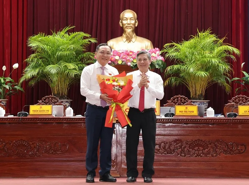 Ông Đồng Văn Thanh, Ủy viên BCH Trung ương Đảng, Phó Bí thư Thường trực Thành ủy, Chủ tịch HĐND TP. Cần Thơ tặng hoa chúc mừng ông Lê Công Lý (bên trái)