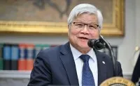 Giám đốc điều hành TSMC, ông C.C. Wei, công bố quyết định đầu tư thêm vào Mỹ. Ảnh: AFP