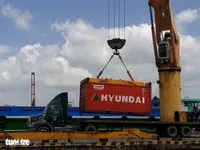 Việc thu phí, lệ phí, các khoản thuế bằng chuyển khoản không ảnh hưởng đến hoạt động xuất nhập khẩu - Ảnh: L.THANH
