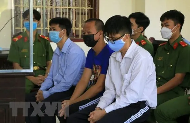 Các bị cáo Nguyễn Tấn Tài (phải), Trần Văn Quang (giữa) và Nguyễn Trung Thành tại phiên xét xử. (Ảnh: Nhựt An/TTXVN).