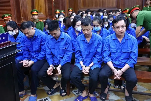 Các bị cáo buộc phải nộp lại toàn bộ số tiền thu lợi bất chính là gần 200 tỷ đồng.