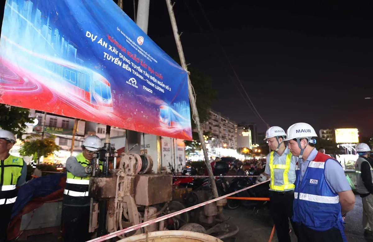 Ông Phan Công Bằng (phải),Trưởng ban Ban Quản lý Đường sắt đô thị TP.HCM (MAUR) cùng đoàn kiểm tra công tác thi công tại Nhà ga Công viên Lê Thị Riêng đêm 24/1.