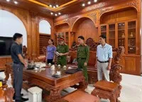 Lực lượng chức năng tống đạt các quyết định, lệnh tố tụng đối với N.X.A. Ảnh: CA Tuyên Quang