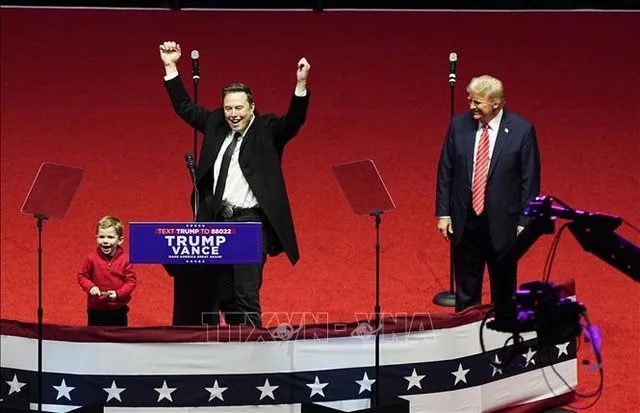 Tổng thống đắc cử Mỹ Donald Trump (phải) và Giám đốc điều hành Tesla Elon Musk tại buổi mít tinh ở Washington, DC ngày 19/1/2025. Ảnh: Kyodo/TTXVN