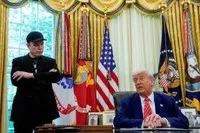 Tổng thống Mỹ Donald Trump (phải) và tỷ phú Elon Musk tại Nhà Trắng ngày 30/5/2025. Ảnh: REUTERS/TTXVN