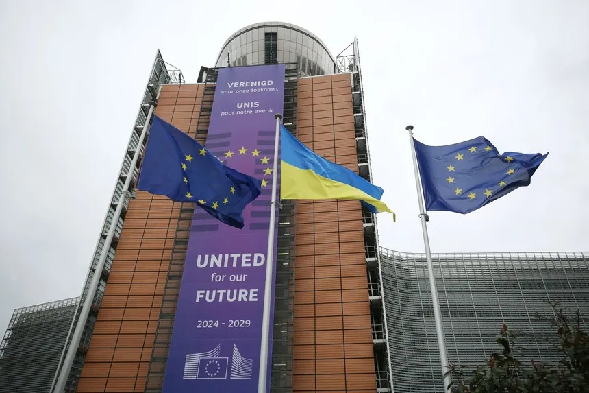 Cờ Liên minh châu Âu và cờ Ukraine tại trụ sở Ủy ban châu Âu ở Brussels, Bỉ. Ảnh: THX/TTXVN