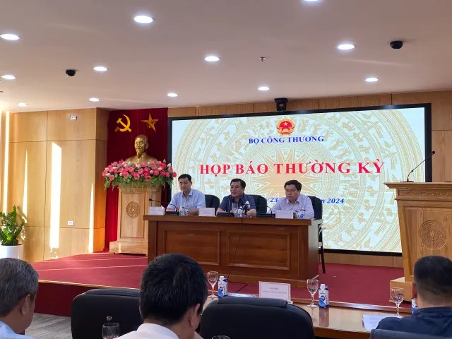 Thứ trưởng Bộ Công thương Nguyễn Sinh Nhật Tân (ngồi chính giữa) chủ trì Họp báo thường kỳ quý III/2024