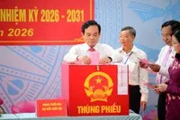 Bí thư Thành ủy TP.HCM Trần Lưu Quang bỏ phiếu bầu cử. Ảnh: Lê Toàn.