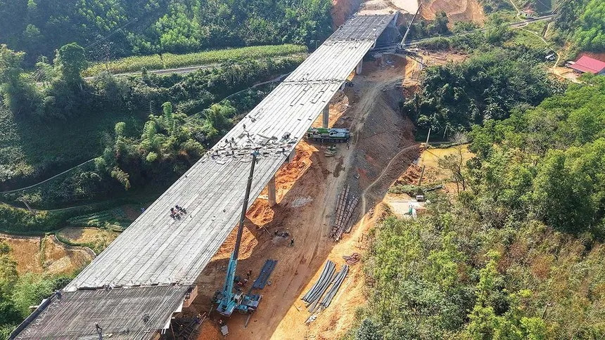 Giá vật liệu xây dựng tăng cao, khiến các công trình xây dựng, giao thông chịu sức ép đội giá thành ảnh: đức thanh 