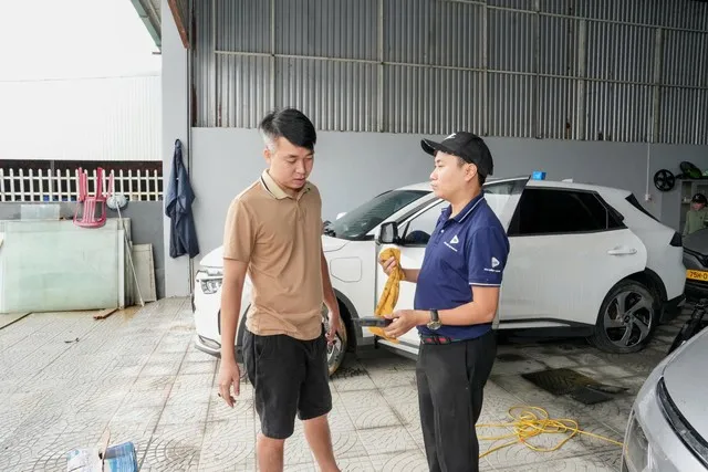 Cán bộ VBI giám định tổn thất xe bị ngập do lũ