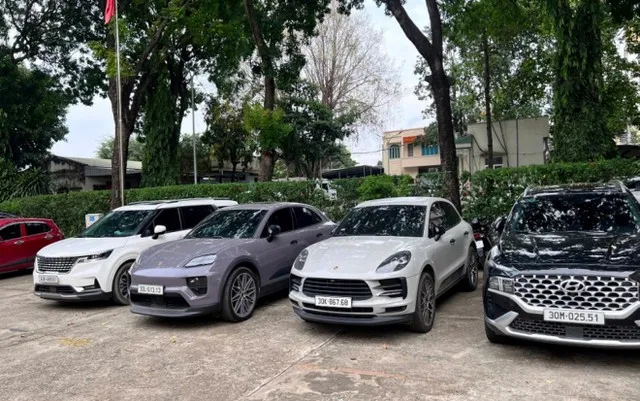 Hàng loạt xe sang của băng nhóm lừa đảo bị thu giữ