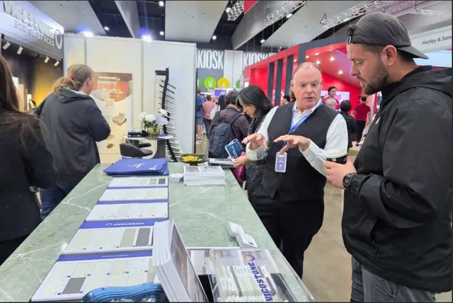 Khách hàng thăm quan gian hàng Vicostone tại triển lãm Melbourne Home Show.