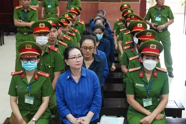 Bị cáo Trương Mỹ Lan và các bị cáo khác tại toà.