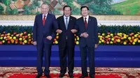 Tổng Bí thư Tô Lâm; Chủ tịch Đảng Nhân dân Campuchia Samdech Techo Hun Sen; Tổng Bí thư, Chủ tịch nước Lào Thongloun Sisoulith tại Cuộc gặp. (Ảnh: Thống Nhất - TTXVN)