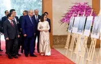 Thủ tướng Chính phủ Phạm Minh Chính mời Chủ tịch Hạ viện Jordan Mazen Turki El Qadi thăm quan các thành tựu hợp tác của hai nước. Ảnh: Đức Thanh.