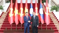 Đồng chí Thường trực Ban Bí thư Đảng Nhân dân Cách mạng Lào Vi-lay La-khăm-phong và đồng chí Thường trực Ban Bí thư Trần Cẩm Tú chụp ảnh chung tại Lễ đón.