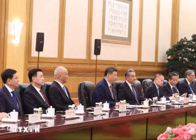 Tổng Bí thư, Chủ tịch nước Tô Lâm và thành viên Đoàn cấp cao Việt Nam tại cuộc hội đàm với Tổng Bí thư, Chủ tịch nước Trung Quốc Tập Cận Bình và Đoàn cấp cao Trung Quốc. (Ảnh: Thống Nhất/TTXVN)