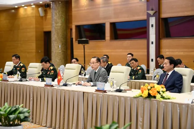 Các đồng chí Ủy viên Bộ Chính trị, Bộ trưởng Bộ Ngoại giao Lê Hoài Trung, Bộ trưởng Bộ Quốc phòng Phan Văn Giang và Bộ trưởng Bộ Công an Lương Tam Quang tham dự hội nghị.