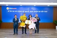 Hội đồng Quản trị trao quyết định bổ nhiệm cho ông Lê Thanh Quý Ngọc - Quyền Tổng giám đốc và bà Trần Thị Ngọc Lý - Phó tổng giám đốc Vietbank