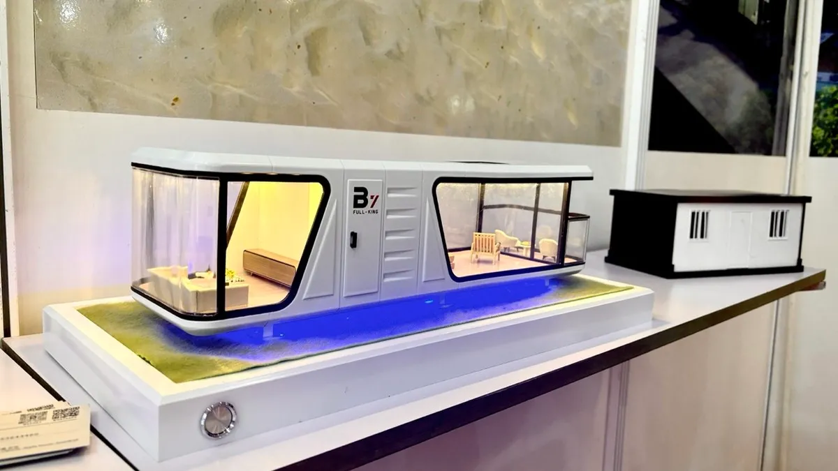 Căn nhà di động có diện tích 38 m2 và mức giá là 24.500 USD, đã bao gồm nội thất. Tiền vận chuyển từ nhà máy ở Trung Quốc đến cảng Hải Phòng là 3.900 USD. Sản phẩm sẽ được bảo hành 3 năm và mỗi lần bảo hành sẽ phải chuyển căn nhà sang Trung Quốc.