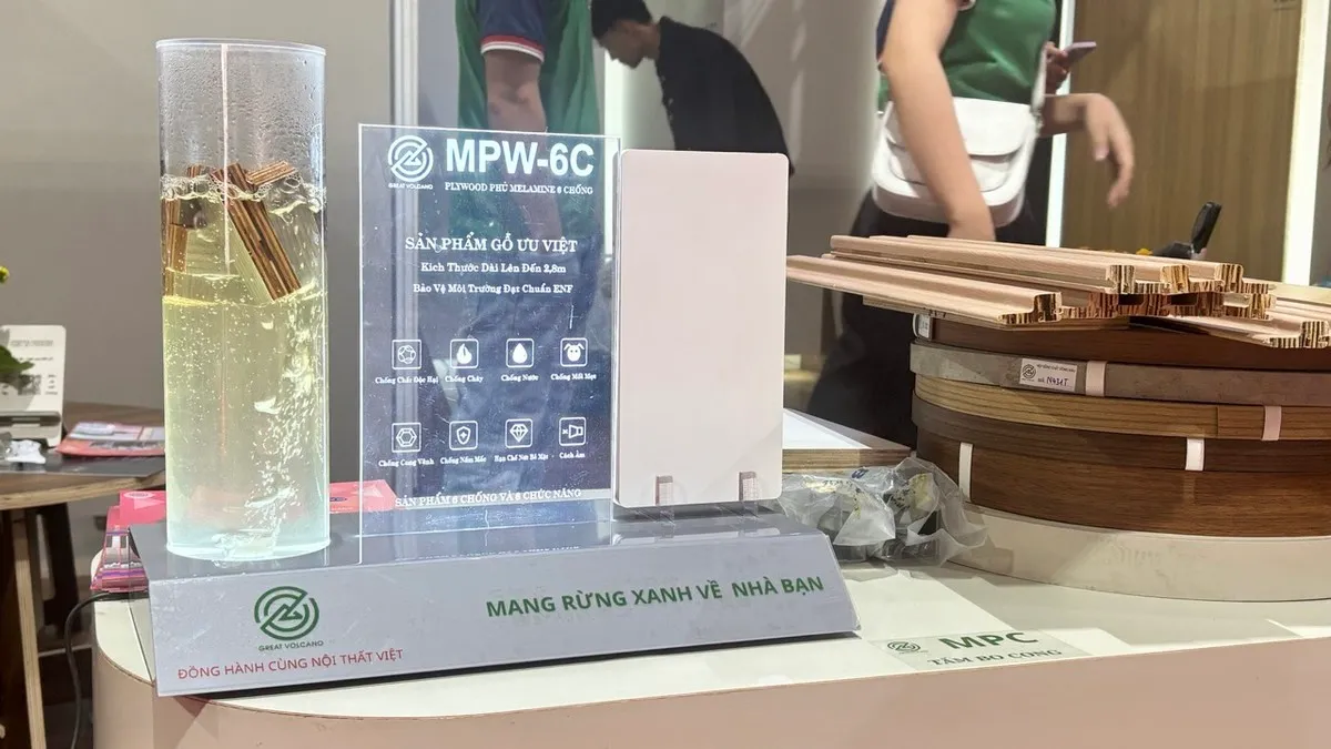 Công ty Great Volcano còn ngâm sản phẩm trong nước để khẳng định chất lượng gỗ.