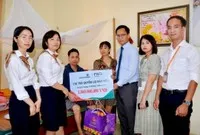 Đại diện Vietcombank Hải Dương và đại diện FWD Việt Nam thăm hỏi, tặng quà và trao biển tượng trưng chi trả quyền lợi bảo hiểm cho anh Phùng Văn Lực.