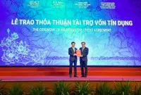 Ông Nghiêm Xuân Thành, Chủ tịch HĐQT Vietcombank (bên trái) trao bản thỏa thuận nguyên tắc thu xếp vốn đối với dự án Nhà máy nhiệt điện Quảng Trạch 1 cho đại diện Tập đoàn Điện lực Việt Nam, ông Dương Quang Thành, Chủ tịch Tập đoàn