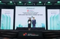 Đại diện Vietcombank, bà Phạm Thúy Nga - Phó Trưởng phòng Chính sách Kế hoạch Nhân sự nhận giải thưởng “Top 10 nơi làm việc tốt nhất Việt Nam năm 2024”