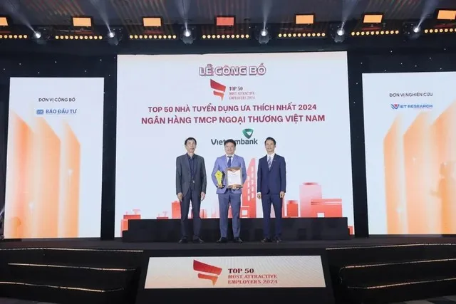 Đại diện Vietcombank, ông Nguyễn Kiên Hiếu - Phó Trưởng Ban Tổ chức &amp; Nhân sự (giữa) nhận giải thưởng “Top 50 nhà tuyển dụng ưa thích nhất năm 2024”