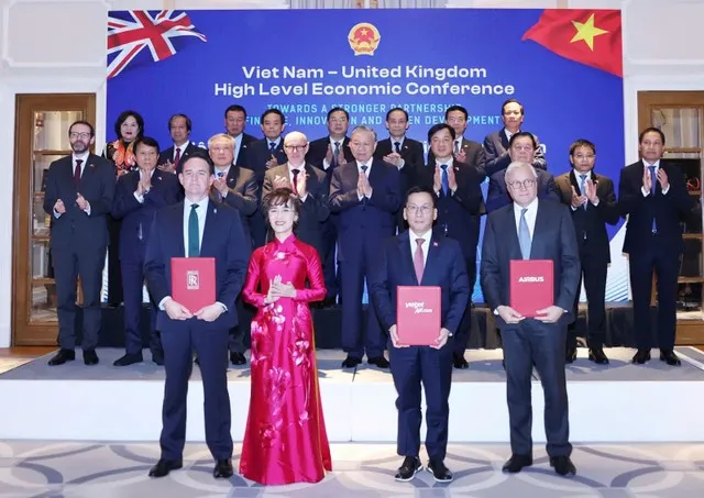 Tổng Bí thư Tô Lâm (giữa) chứng kiến Vietjet trao các hợp đồng đặt mua máy bay với Airbus tại Hội Nghị Kinh tế Cấp Cao Việt Nam - Anh