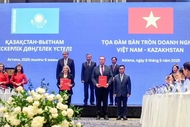 Tổng giám đốc Vietjet Đinh Việt Phương, Chủ tịch Qazaq Air Andrew Cowen và bà Aysem Sargin, Giám đốc điều hành Boeing khu vực Thổ Nhĩ Kỳ và Trung Á, trao Thỏa thuận khung về hỗ trợ kỹ thuật cho đội tàu bay Boeing 737 trong tương lai