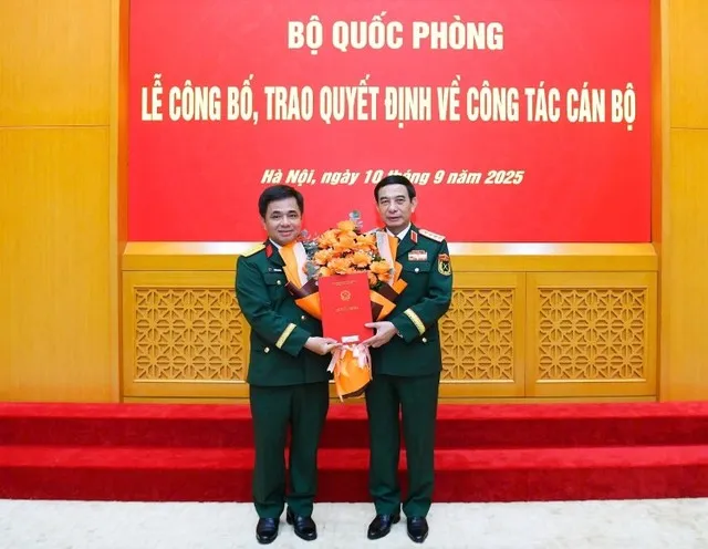 Đại tướng Phan Văn Giang, Ủy viên Bộ Chính trị, Phó bí thư Quân ủy Trung ương, Bộ trưởng Bộ Quốc phòng trao Quyết định số 388/QĐĐ-BQP cho Đại tá Nguyễn Vũ Hà, Tổng giám đốc Tổng công ty Công nghiệp Công nghệ cao Viettel giữ chức Phó tổng giám đốc Tập đoàn Viettel.