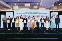 Đại diện VINARE (thứ tư từ phải sang) đón nhận danh hiệu Doanh nghiệp niêm yết có điểm quản trị công ty tốt nhất Việt Nam năm 2024