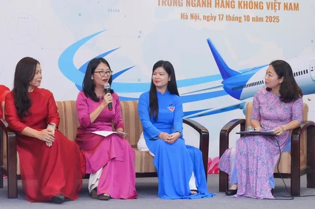 Giám đốc Nguồn vốn Vietjet Trần Kim Anh (áo dài hồng) phát biểu tại toạ đàm